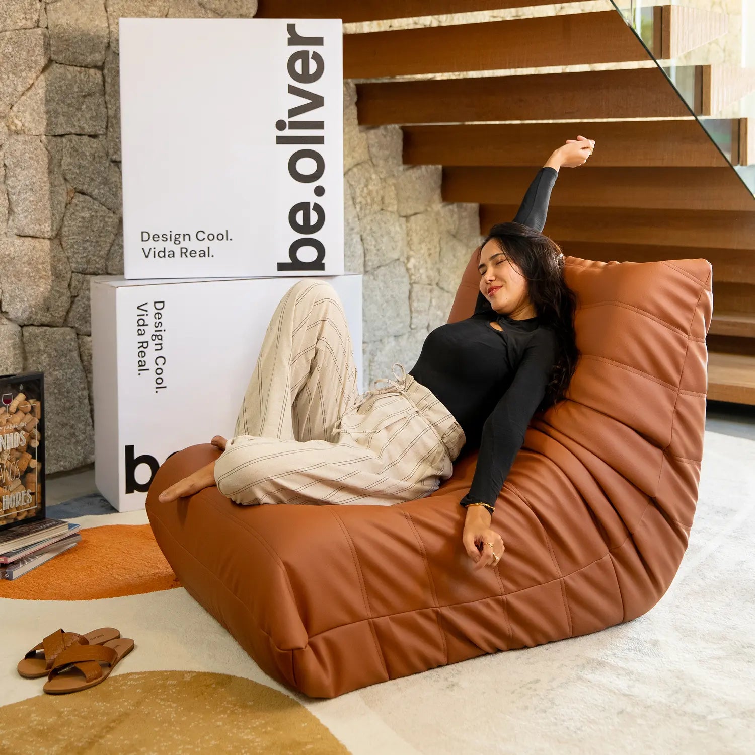 Poltrona na Caixa Cozy - Corino Marrom