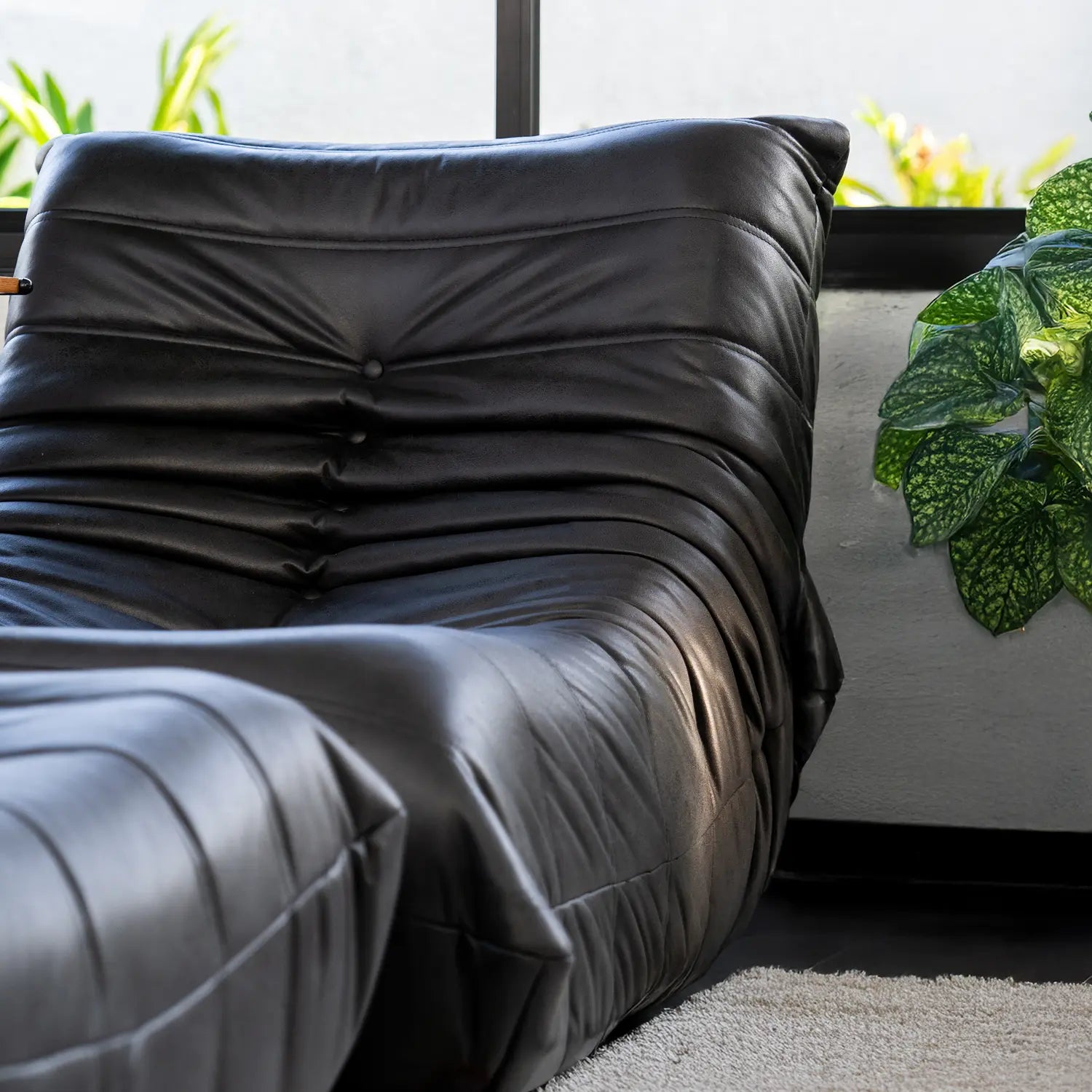 Poltrona na Caixa Cozy - Corino Preto