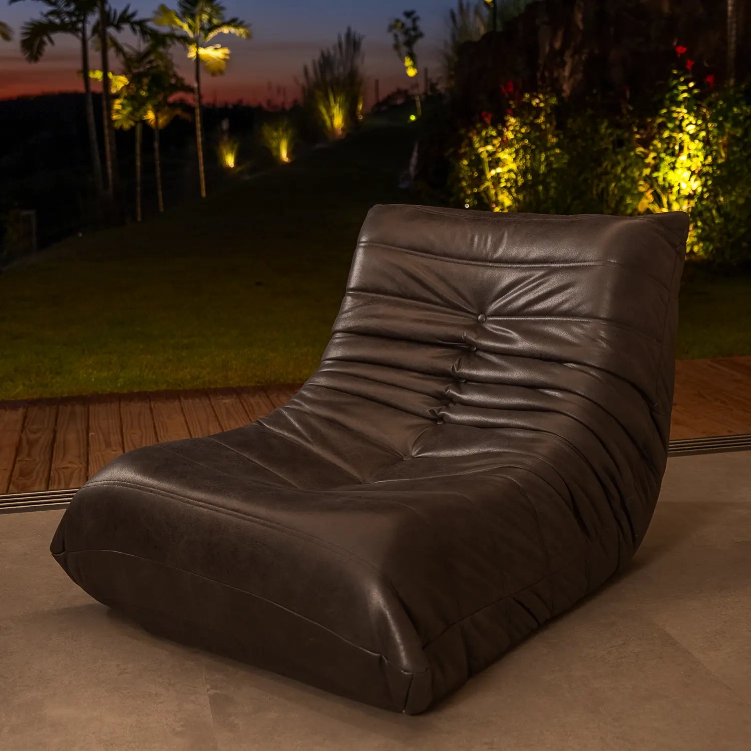 Poltrona na Caixa Cozy - Corino Preto