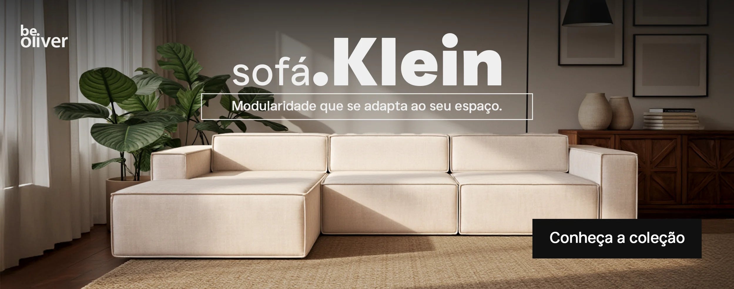 Banner publicitário da Be.Oliver apresentando o "Sofá Klein". A imagem mostra um sofá modular de cor bege claro/creme em uma sala de estar com decoração minimalista e sofisticada. Ao centro, o texto "sofá.Klein" seguido da frase "Modularidade que se adapta ao seu espaço". No canto inferior direito, um botão preto com o texto "Conheça a coleção".