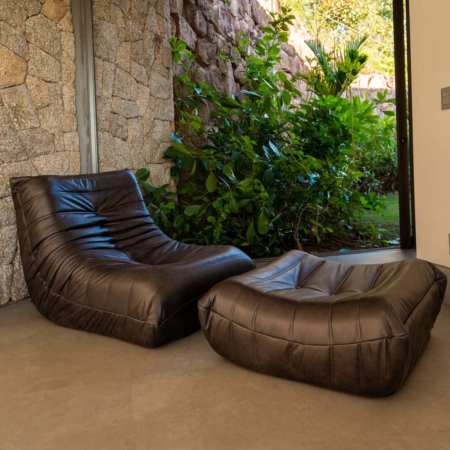 Poltrona na Caixa Cozy - Corino Preto